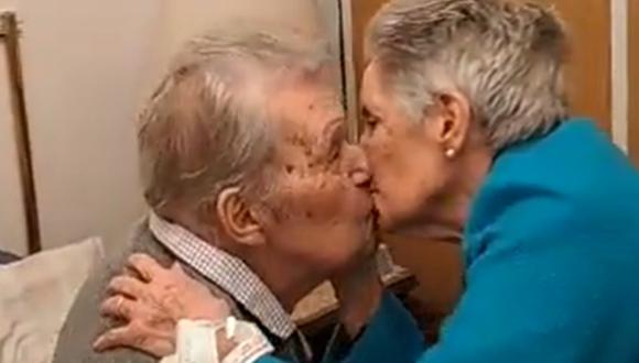 La romántica escena se ha convertido en el viral del momento en Twitter. La pareja de ancianos continúan muy enamorados. (Foto: @tomfonseca)