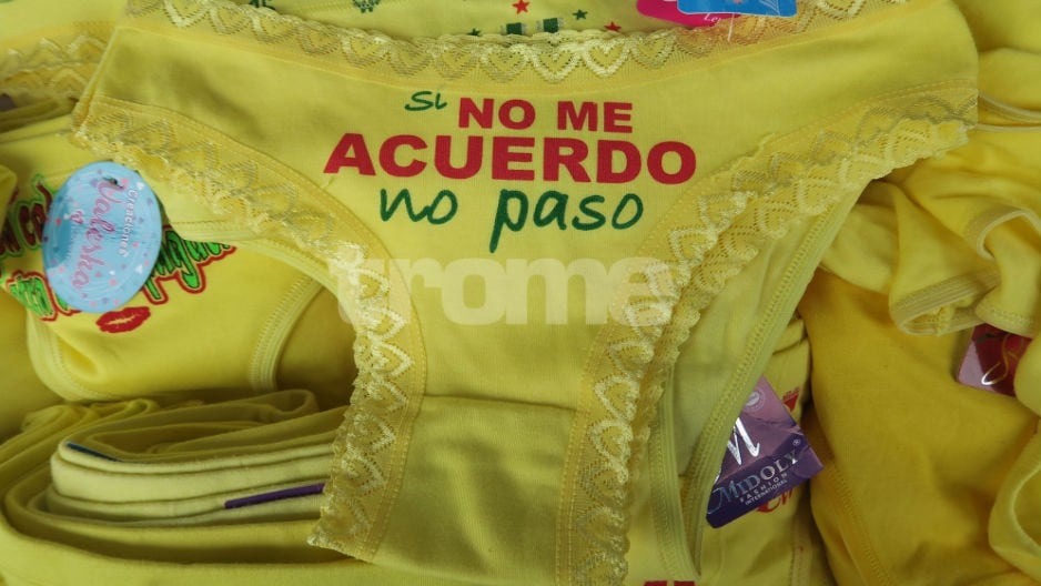 Salen trusas amarillas con ocurrentes frases como cábala para recibir el 2019.(Fotos: Isabel Medina / Trome)