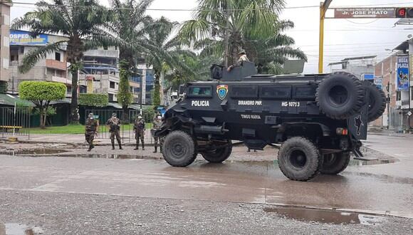 Fuerzas del orden resguardan las calles durante el estado de emergencia nacional