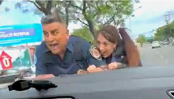 Irresponsable chofer arrastró con su auto a dos policías. (Captura TV)