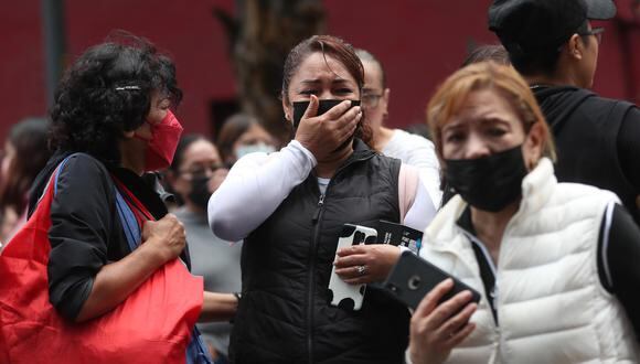 Algunas personas permanecieron durante minutos en las calles tras el terremoto de magnitud 7,7 que sacudió a México (EFE/Sáshenka Gutiérrez).