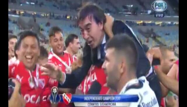 Marcelo Benedetto fue cargado mismo peluche por los jugadores de Independiente. (Captura)
