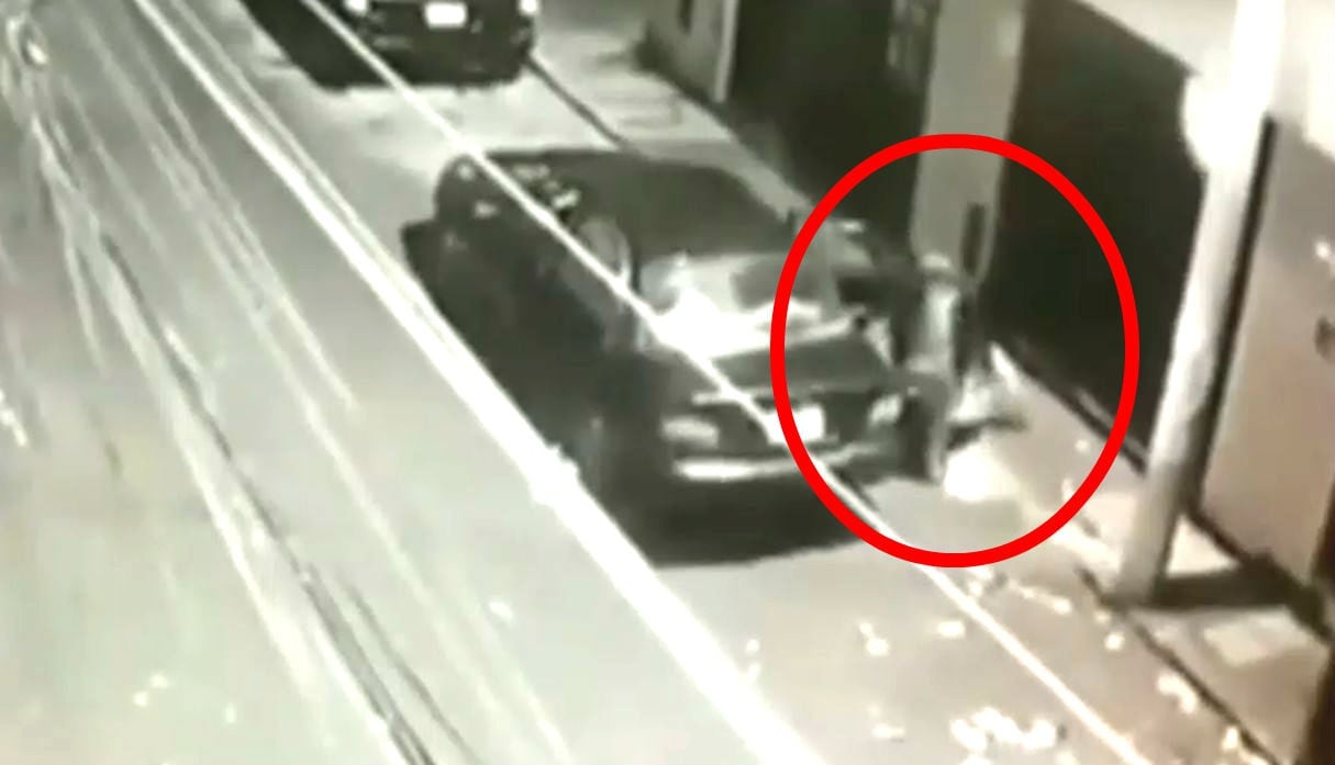 Captan a conductor abandonando en plena calle a dos sujetos víctimas de las temibles 'peperas'. Foto: Captura de TV Perú