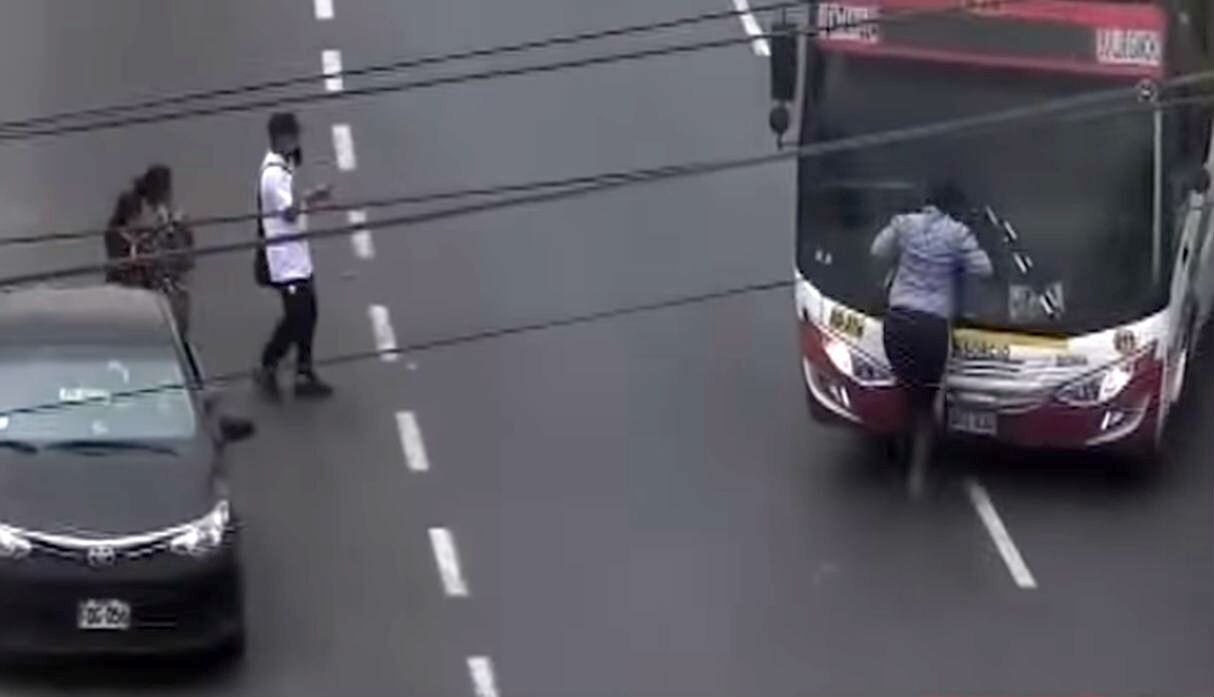 ‘Jaladora’ quiso ayudar a pasajeros a cruzar peligrosa vía y termina siendo atropellada por micro. Foto: Captura de 24 Horas