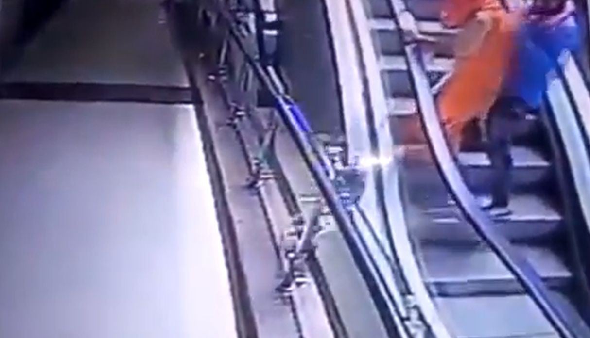 Mujer soltó a su bebé en las escaleras eléctricas por tomarse un 'selfie'. (Capturas: YouTube)