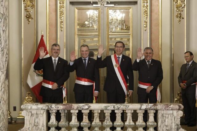 Martín Vizcarra, Salvador del Solar y los dos nuevos ministros saludaron a la prensa luego de la juramentación. (Foto: Anthony Niño de Guzmán / GEC)