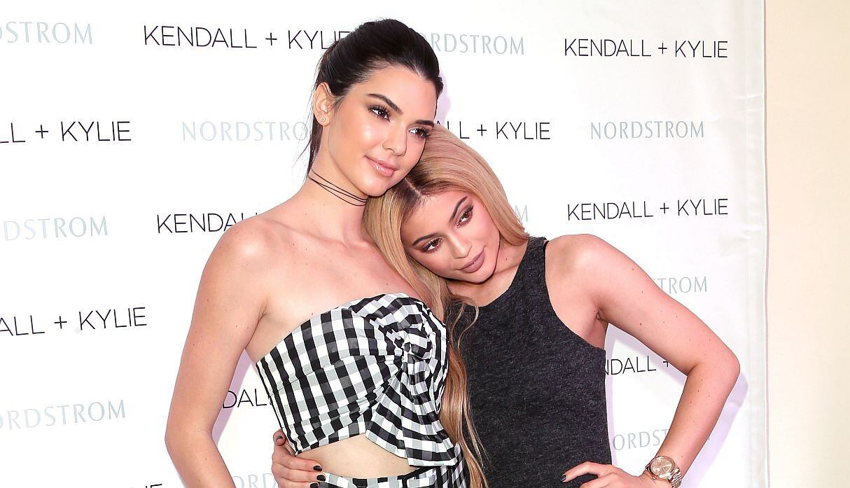 Kylie Jenner enternece las redes con fotografía de su infancia junto a su hermana Kendall. (Foto: AFP)