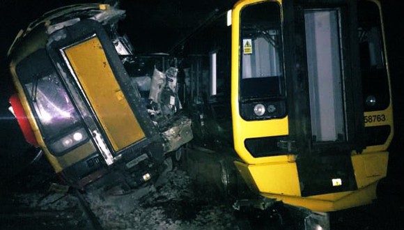 El accidente ocurrió cuando un tren chocó contra un objeto en un túnel y el segundo tren chocó con él debido a problemas de señalización. (Foto: @ThomasEvansAdur / Twitter)