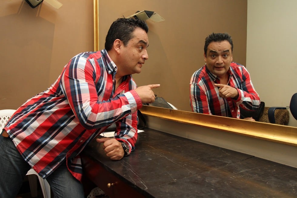 Jorge Benavides mirándose en el espejo durante producción fotográfica. (Foto GEC Archivo)