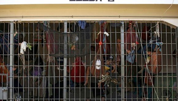 Los presos permanecen en una celda durante una visita a un centro de detención temporal en Cali, Colombia, el 31 de marzo de 2022.  (Foto de Paola MAFLA / AFP)