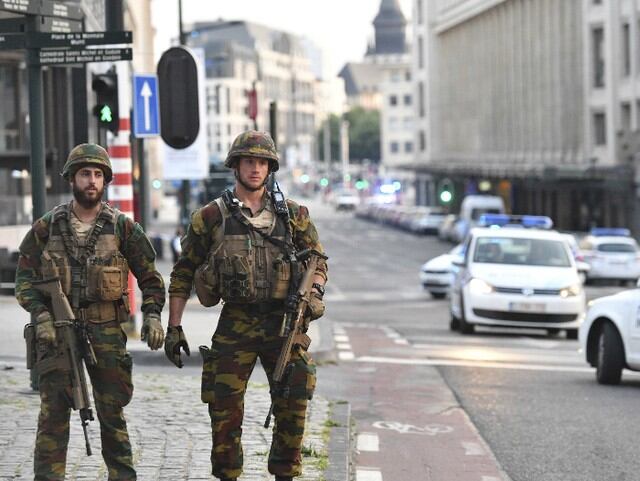 Evacúan estación central de trenes de Bruselas tras explosión y policía abate a un sospechoso