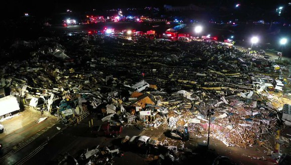 Al meno 50 muertos deja un tornado en los Estados Unidos. (Foto: Twitter @RobertGayol)