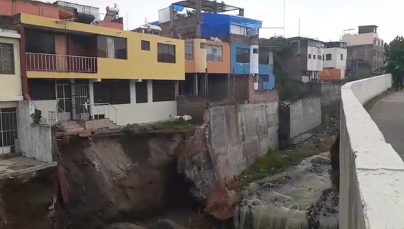 Lluvias en Arequipa: Muro de contención se desploma y pone en riesgo de colapso a viviendas (Foto: Captura de pantalla EPA Noticias)