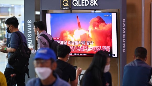 La gente ve una transmisión de noticias de televisión que muestra imágenes de archivo de una prueba de misiles de Corea del Norte, después de que se disparara un 'proyectil no identificado' al mar frente a su costa este, según el Ejército del Sur. (Foto: Jung Yeon-je / AFP)