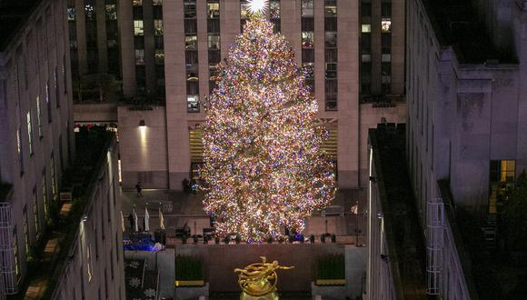 El árbol se iluminó durante la Ceremonia de Iluminación del Árbol de Navidad Rockefeller de 2022 en Nueva York, Nueva York, EE. (Foto:EFE/EPA/SARAH YENESEL)