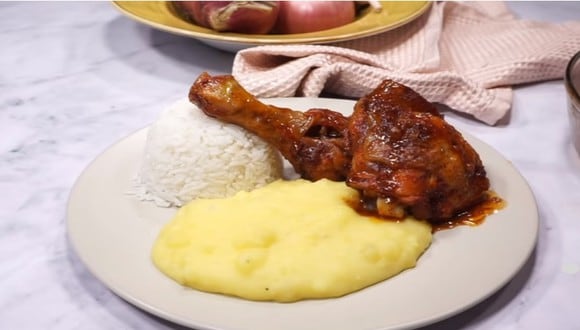 Engríe a tus seres queridos con un rico puré de papas con pollo al horno. (Foto: Captura de video / YouTube Acomer.pe)&nbsp;