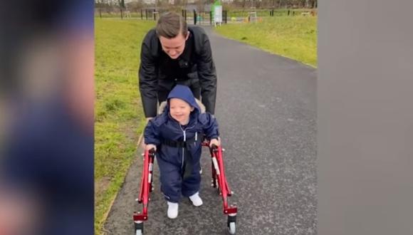 Un niño con parálisis cerebral camina por primera vez gracias a un andador: video es viral en redes sociales. (Foto: Captura / Caters Clips)