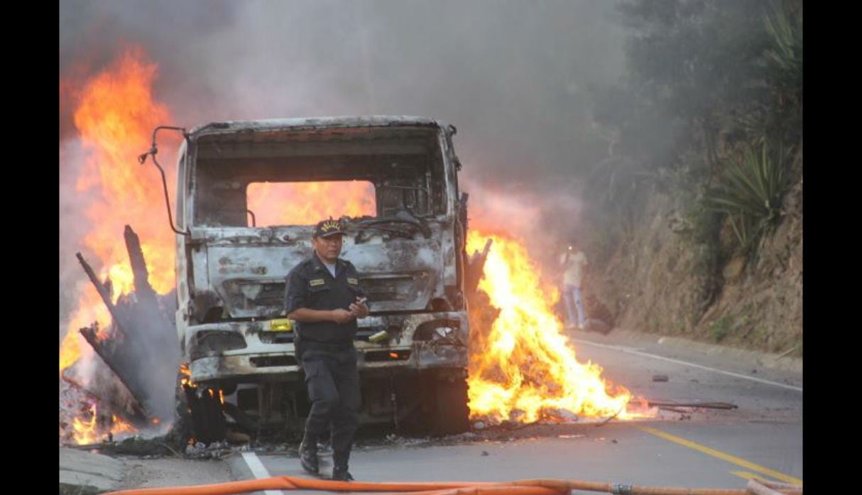 Camión se incendia en carretera