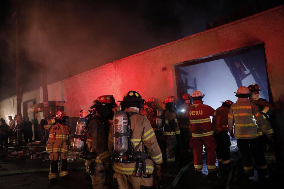 Un incendio consumió un inmueble ubicado en la cuadra 14 del jirón Áncash, en el Cercado de Lima. (Foto: Joel Alonzo/ @photo.gec)