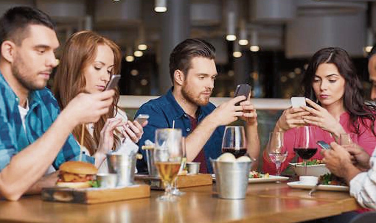 El vicio del celular puede afectar la comunicación entre la familia.