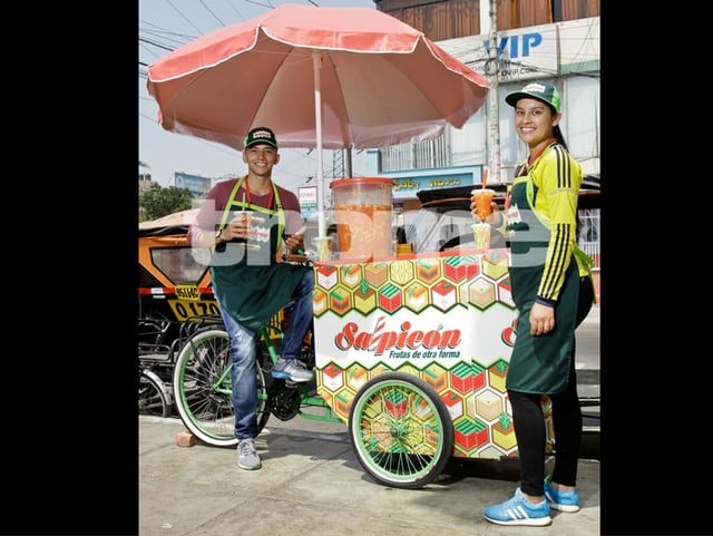 Jóvenes colombianos preparan y venden un delicioso salpicón (refresco de frutas) en Los Olivos.