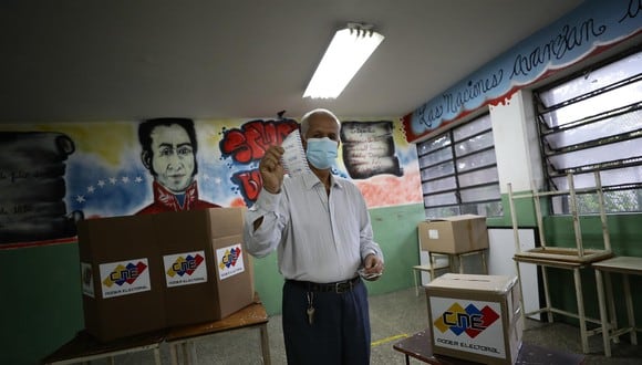 Un hombre ejerce su derecho al voto en un colegio electoral en Caracas, Venezuela, este domingo. (Foto: EFE/ Rayner Peña R.)