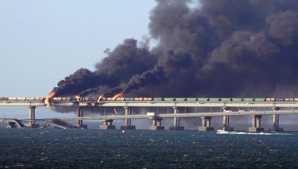 Humo negro sale de un incendio en el puente de Kerch que une Crimea con Rusia, después de que explotara un camión, el 8 de octubre de 2022. (Foto: AFP)