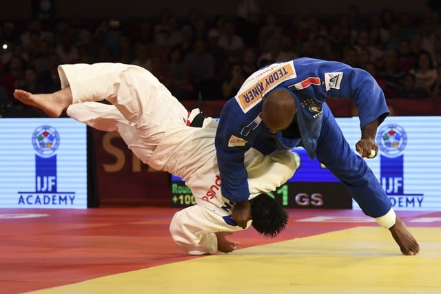 El francés Teddy Riner lucha contra el japonés Kokoro Kageura durante el partido de segunda ronda de categoría masculina de más de 100 kg del Judo Grand Slam Brasilia 2019. (Evaristo Sa / AFP)