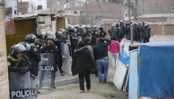 Desalojan a personas que invadieron un terreno en Ventanilla. Foto: César Bueno/GEC