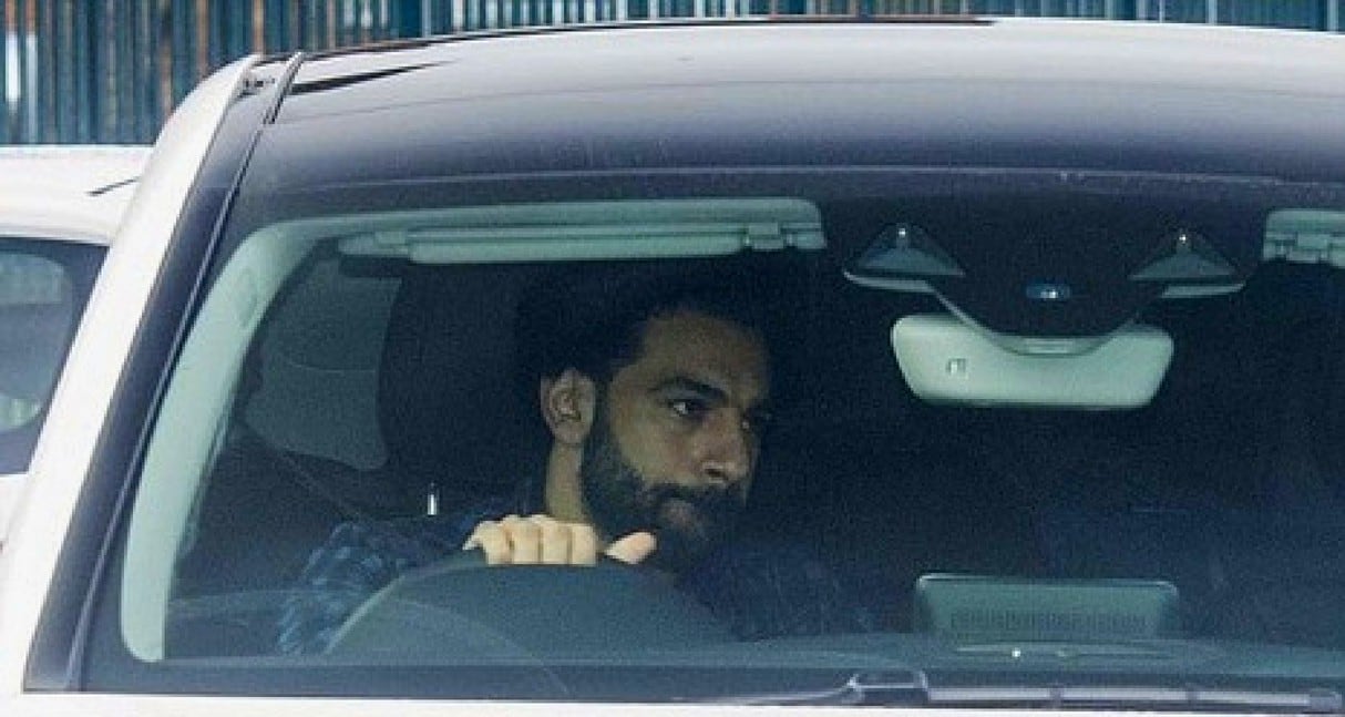 Mohamed Salah fue sorprendido manipulando teléfono mientras conducía en Liverpoool