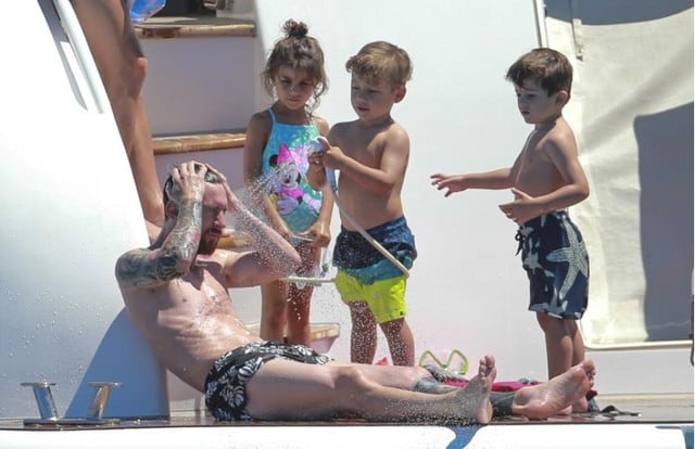Lionel Messi y Antonella Roccuzzo pasan el verano en Ibiza junto a la familias de Luis Suarez y Césc Fábregas