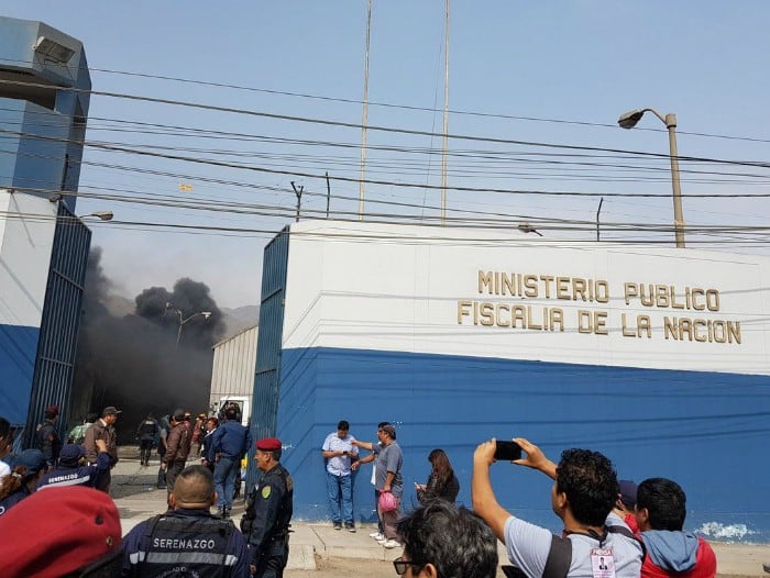 Gran incendio consume sede del Ministerio Público en San Juan de Lurigancho. (@EDGARCRITICO en Twitter)