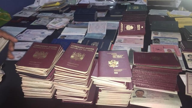 Durante la diligencia se incautó unos 200 pasaportes.(Fotos:@FiscaliaPeru)