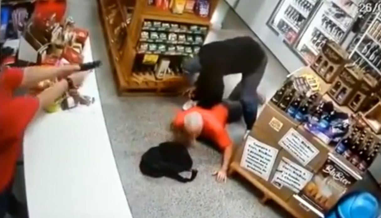 Ladrón entra a robar a minimarket pero la dueña aprovecha un descuido y lo mata de un disparo