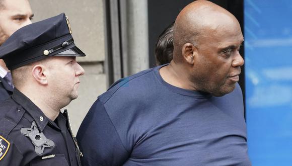 Frank R James, de 62 años, es llevado fuera del distrito electoral 9 a la custodia federal en la ciudad de Nueva York el 13 de abril de 2022, después de que dos oficiales de patrulla lo arrestaran en el Lower East Side de Manhattan. (Foto de Bryan R. Smith / AFP)
