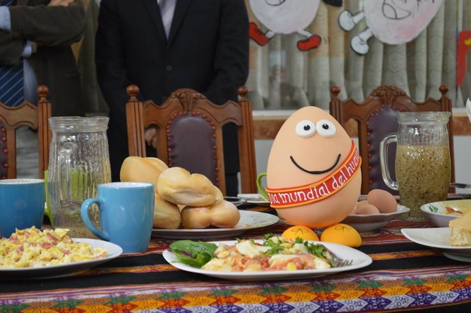 El 'Día Mundial del Huevo' se celebra en más de 150 países. En Perú se consume 198 huevos por persona al año. Hoy la Asociación Peruana de Avicultura y el Ministerio de Agricultura llevaron rico desayuno con huevo a miles de niños. (Foto: APA / Difusión)