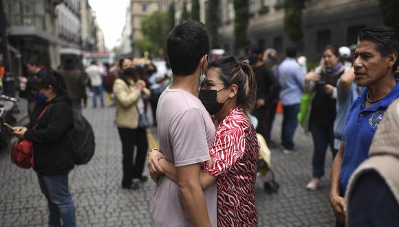 La gente permanece en la calle después de un terremoto en la Ciudad de México el 19 de septiembre de 2022.  (Foto de Pedro PARDO / AFP)