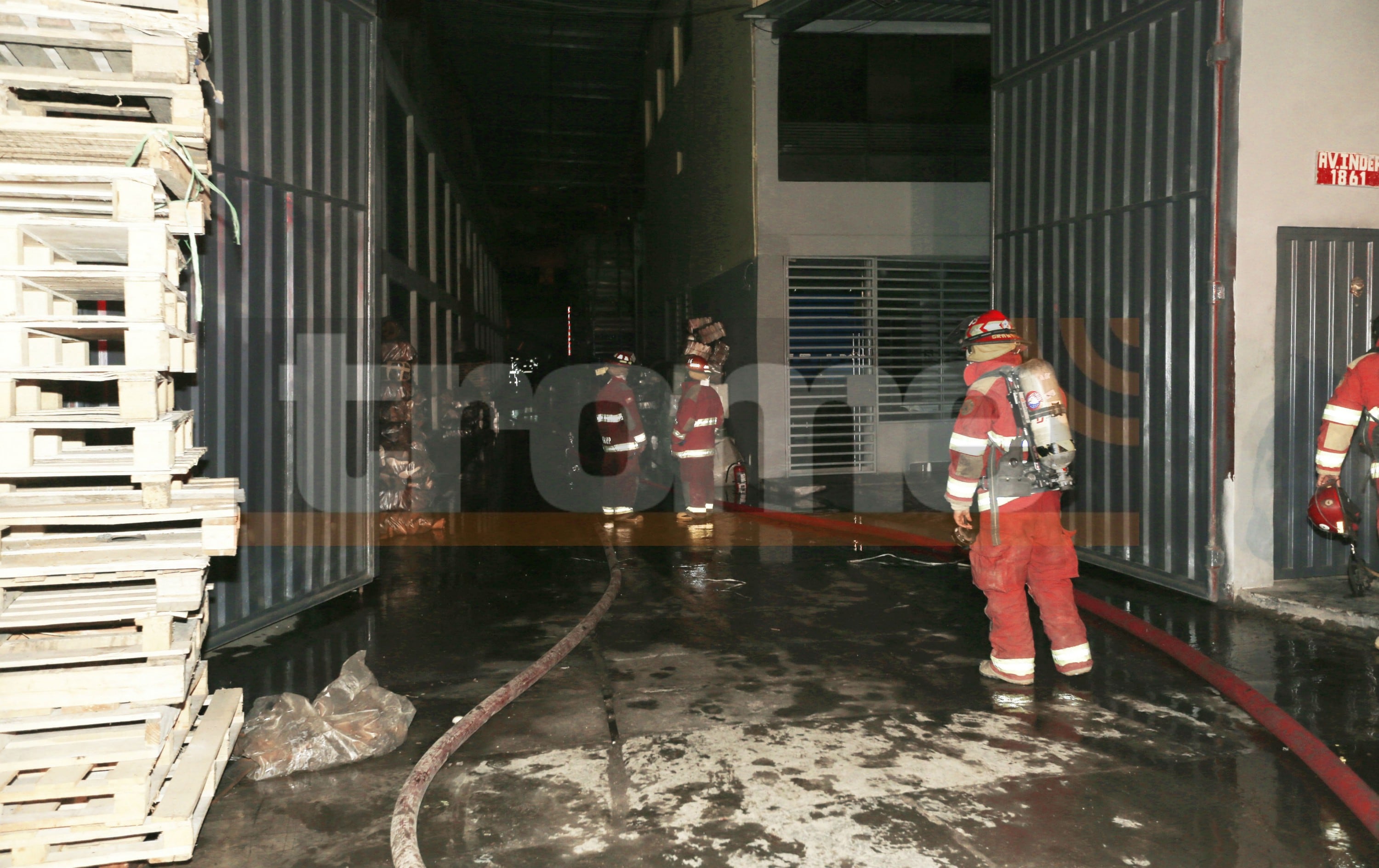 Tres bomberos se encuentran desaparecidos por dantesco incendio en almacén del Minsa, en El Agustino'. (Fotos: Trome)