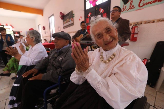 Abuelitos celebraron con jarana y divertido show artístico, organizado por la Municipalidad de Lima.