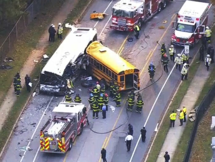 Al menos seis muertos al estrellarse un bus escolar en EEUU